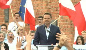 Pologne: Rafal Trzaskowski, candidat de l'opposition, tient son dernier meeting avant le vote