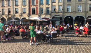 Arras : les terrasses de la place des Héros noires de monde pour le déconfinement