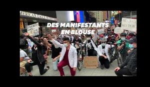 Des soignants en blouse encouragent les manifestants à New York