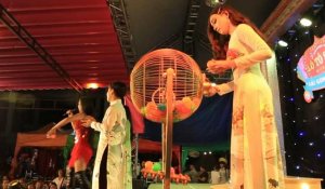 Vietnam: les soirées loto, un ticket gagnant pour les artistes LGBT