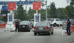 Los Angeles: de nombreuses voitures arrivent à un centre de dépistage du coronavirus dans un stade