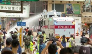 Un photographe renversé par le jet d'un canon à eau à Hong Kong