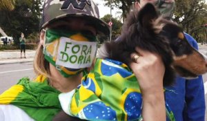 Coronavirus: pour ses partisans, Bolsonaro gère la crise sans accroc