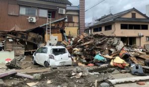 Destructions et débris dans les rues après des inondations dévastatrices au Japon