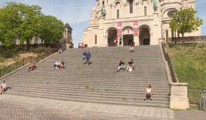 Covid-19: quelques Parisiens au soleil sur les marches du Sacré-Cœur
