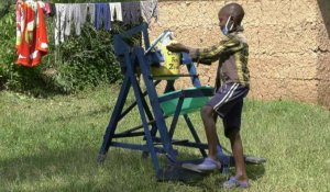 Coronavirus: un écolier kényan invente une machine à se laver les mains