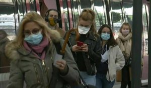 Déconfinement: à Paris, masques de rigueur pour les usagers gare Saint-Lazare