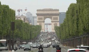 Déconfinement: au premier jour, les voitures réinvestissent les Champs-Élysées