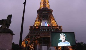 Paris: hommage devant la Tour Eiffel au personnel mobilisé contre le coronavirus