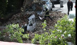 Un arbre tombe et un mur s'écroule sur les véhicules