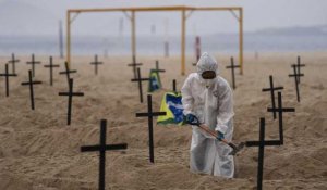 Brésil : des croix en hommage aux victimes du Covid-19 renversées