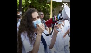 Coronavirus: Nouvelle manifestation du personnel soignant devant l'hôpital Robert Debré à Paris