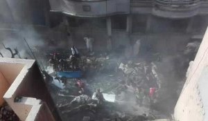 Les dégâts causés par le crash d'un avion de ligne à Karachi vus d'un toit
