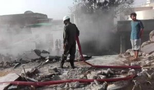 Pakistan: les secouristes dans la zone résidentielle où l'avion s'est écrasé