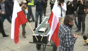 Manifestation contre les restrictions liées au coronavirus à Varsovie