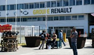 Menace de fermeture de sites Renault: blocage de la Fonderie de Bretagne