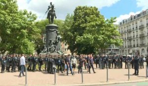 A Lille, des manifestants réclament le retrait de la statue de Faidherbe