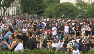 A Paris, foule aux abords du canal Saint-Martin pour la fête de la musique