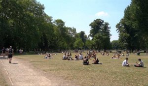 Vague de chaleur: les Londoniens profitent du soleil dans les parcs