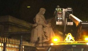 Devant l'Assemblée, la statue de Colbert taguée puis nettoyée