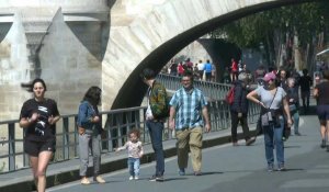 Déconfinement: premier week-end à Paris, promeneurs et cyclistes en bord de Seine
