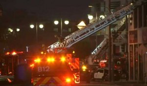 Incendie à Los Angeles: les pompiers poursuivent leur travail