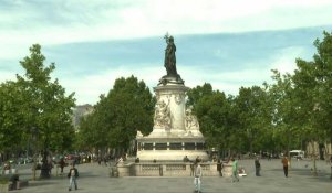 Déconfinement: à Paris, retour des promeneurs place de la République