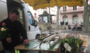 Place Léon-Blum à Sète, rencontre avec des clients du premier marché aux fleurs après le confinement.