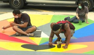 Des artistes peignent "Black Lives Matter" devant la Cour Suprême à New York