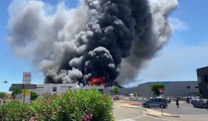 Gard : un important incendie est en cours dans une entreprise d'Aigues-Mortes