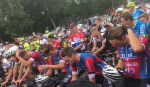 Le peloton a rendu hommage à la mémoire de Niels De Vriendt