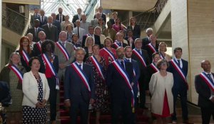 Municipales : Édouard Philippe pose pour une photo avec son Conseil municipal devant la mairie du Havre