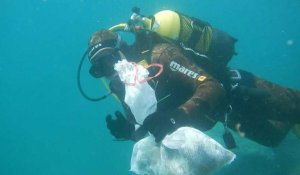 Espagne: une ville nettoie les fonds marins contre la "marée de plastique"