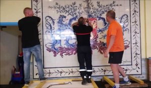 Arras :  démontage de la fresque et de l'horloge, à la caserne des pompiers 
