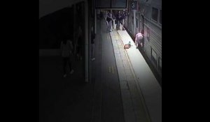L'effrayante vidéo d'un enfant tombé entre le quai et le train !