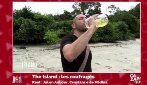 Un aventurier boit sa propre urine pour s'hydrater