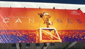 L'affiche du festival de Cannes déroulée sur la façade du palais