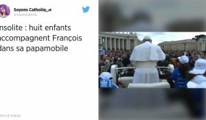 Le Pape François propose un tour de papamobile à huit enfants migrants