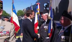"Soyez très ferme avec tous ces gauchos" : l'échange étonnant entre Emmanuel Macron et un vétéran