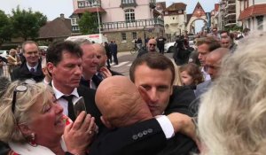 LE TOUQUET : Emmanuel Macron s'offre trois longs bains de foule en marge de son vote pour les européennes