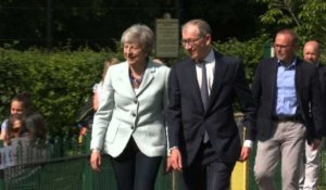 UE/élections: Theresa May arrive au bureau de vote