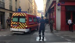 Explosion à Lyon: les pompiers évacuent les blessés