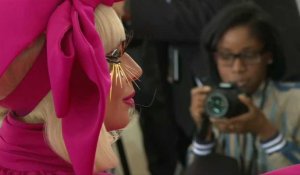 Lady Gaga s'effeuille à son arrivée au gala du Met