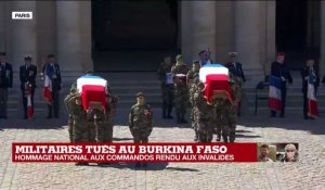 Hommage national aux deux commandos : les cercueils portés par les commandos marine entrent dans la cour des Invalides