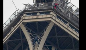 Un homme escalade la Tour Eiffel, le monument évacué