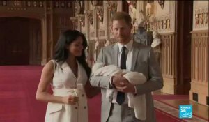 Le prince Harry et son épouse Meghan présentent leur fils au public