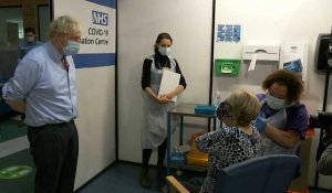 Covid-19: Boris Johnson visite un hôpital où les premiers vaccins sont administrés