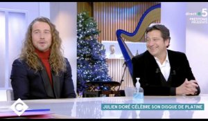 C à vous : Julien Doré se remémore avec humour sa rencontre avec Laurent Gerra (vidéo)