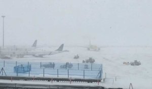 USA: la neige recouvre le tarmac de l'aéroport de Boston