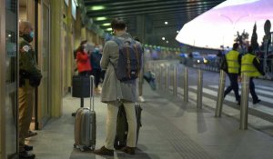 Les passagers à l'aéroport de Madrid : l'UE envisage de bloquer les vols en provenance du Royaume-Uni